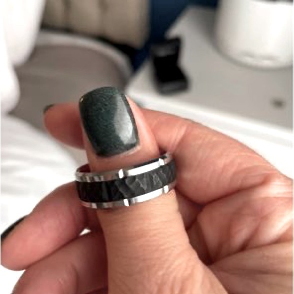 Men’s wedding band - Picture 2 of 2